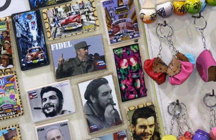 Punto de venta de souvenirs en La Habana días después de la muerte de Fidel Castro. Antes de que se hiciera efectiva la ley que prohíbe el uso de su imagen con usos comerciales, algunos se habían adelantado a incluirla en sus productos en venta. Foto: Ismario Rodríguez.