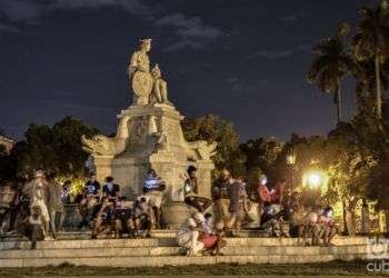 Cubanos conectados a la wifi de Etecsa en la Fuente de La India, en La Habana. Foto: Kaloian.