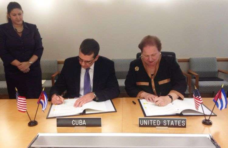 José Ramón Cabañas Rodríguez, embajador de Cuba en los Estados Unidos, y Mari Carmen Aponte, consejera especial para los Asuntos del Hemisferio Occidental del Departamento de Estado norteamericano. Foto: Embajada de Cuba en Estados Unidos.