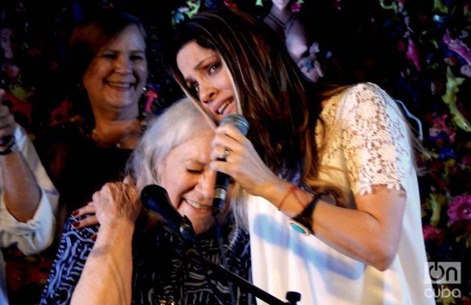 Barbara Dane junto a la cantante y actriz cubana Yori Gomez, esposa de su nieto Osamu Menéndez.