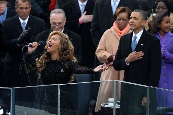 Beyonce interpreta el himno de los Estados Unidos en la toma de posesión de Barack Obama, enero de 2013. Foto: AFP.