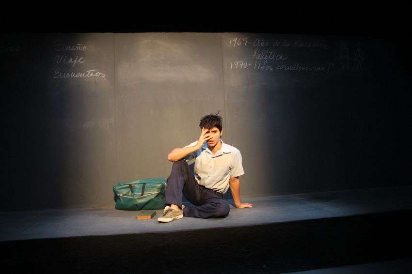 Daniel Romero en "10 millones". Argos Teatro. Foto: Manolo Garriga.