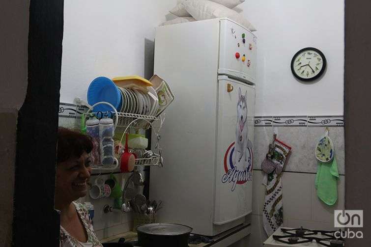  The refrigerator on the kitchen counter, also in the home of Antonio Romero. Photo: Ismario Rodríguez.