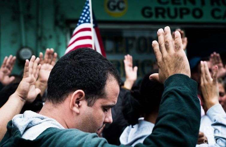 Cubanos rezan en Nuevo Laredo, México, el 20 de enero de 2017. Foto: Irina Dambrauskas.