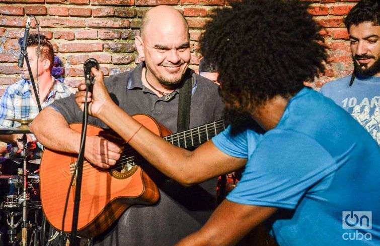 Levis Aliaga en El Mejunje. A la derecha, Roly Berrío acomoda el micrófono a su antiguo compañero del trío Enserie. Foto: Kaloian.
