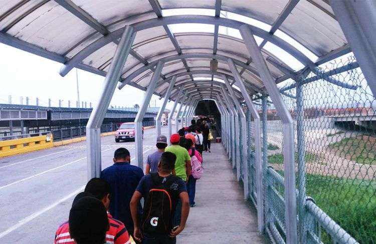 Cruce hacia los Estados Unidos por el puente Reynosa-Hidalgo-McAllen. Foto: noticiasreynosa.com.