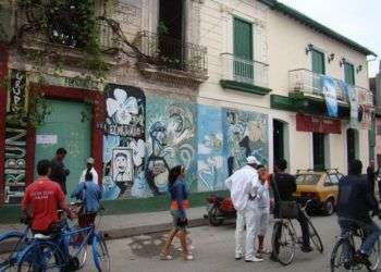 Mural en la fachada del centro cultural El Mejunje, en Santa Clara.