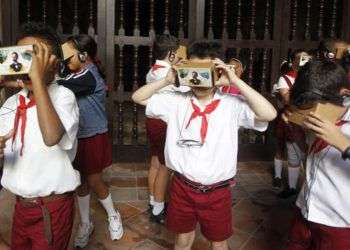 Niños cubanos observan el documental Nuestro Martí utilizando la tecnología Google Cardboard. Foto: EFE.