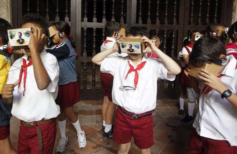 Niños cubanos observan el documental Nuestro Martí utilizando la tecnología Google Cardboard. Foto: EFE.