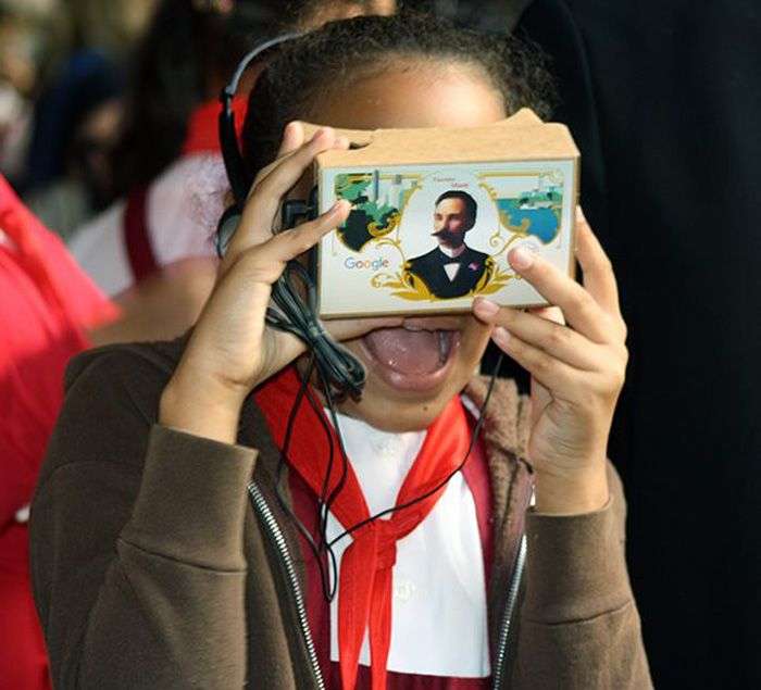 Cuban girl impressed with the technology used in the documentary about José Martí with Google’s technology. Photo: José Raúl Concepción / Cubadebate.