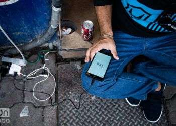 Un comercio de Nuevo Laredo presta electricidad para que los cubanos puedan mantener cargados sus celulares. Foto: Irina Dambrauskas.