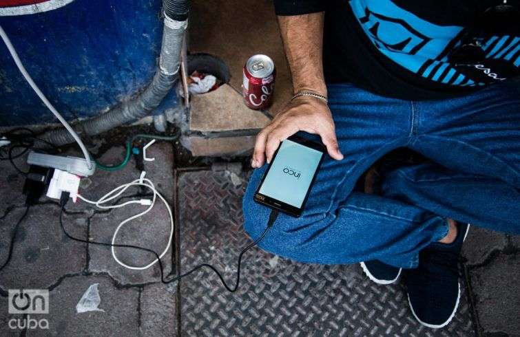 Un comercio de Nuevo Laredo presta electricidad para que los cubanos puedan mantener cargados sus celulares. Foto: Irina Dambrauskas.