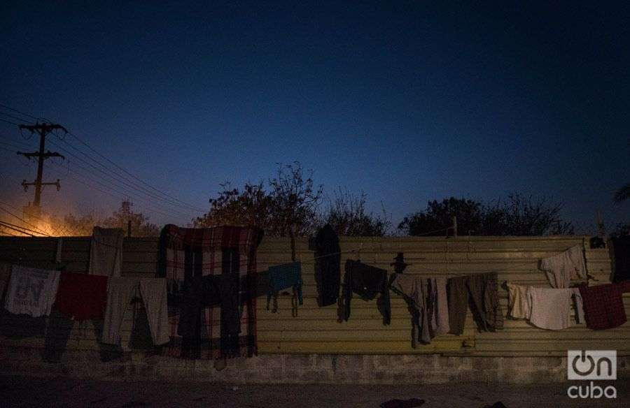 La ropa de los cubanos secándose en el refugio AMAR. Foto: Irina Dambrauskas.