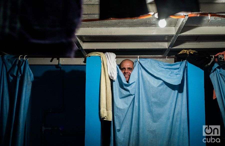 Un cubano intentó bañarse fuera de los horarios permitidos y le cortaron el suministro del agua mientras se enjabonaba. Foto: Irina Dambrauskas.