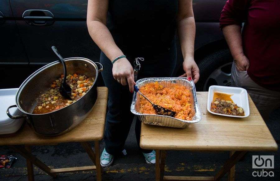 Vecinas locales de Nuevo Laredo cocinaron arroz y guisos para los cubanos, montaron una mesa en el lugar para repartirla. Foto: Irina Dambrauskas.
