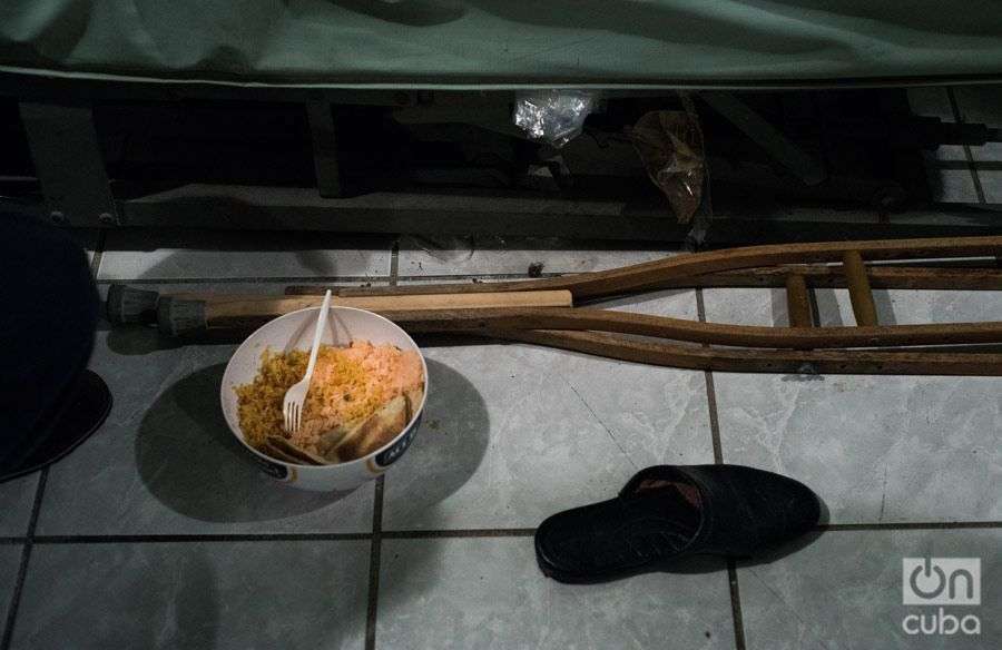 Comida que le traen los cubanos a Carlitos, el migrante hondureño. Foto: Irina Dambrauskas.