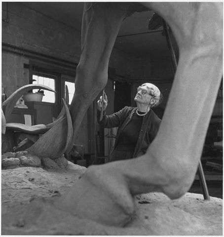 Anna Huntington while sculpting the statue of José Martí. Photo: eusebioleal.cu.