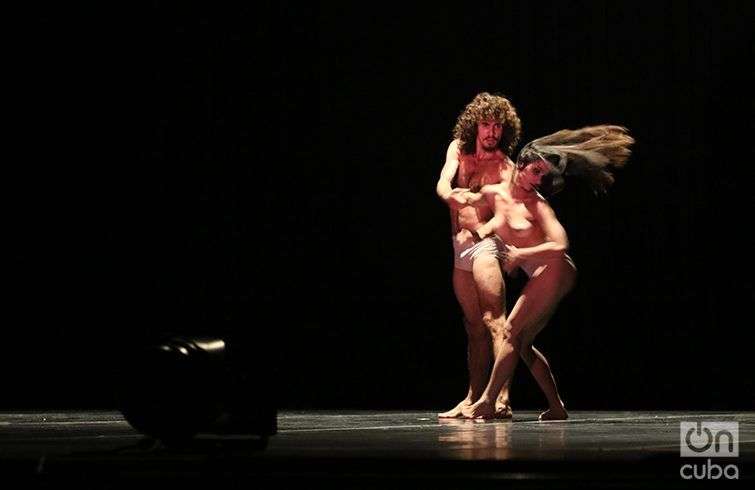 "Reversible". Danza Contemporánea de Cuba. Foto: Ismario Rodríguez.
