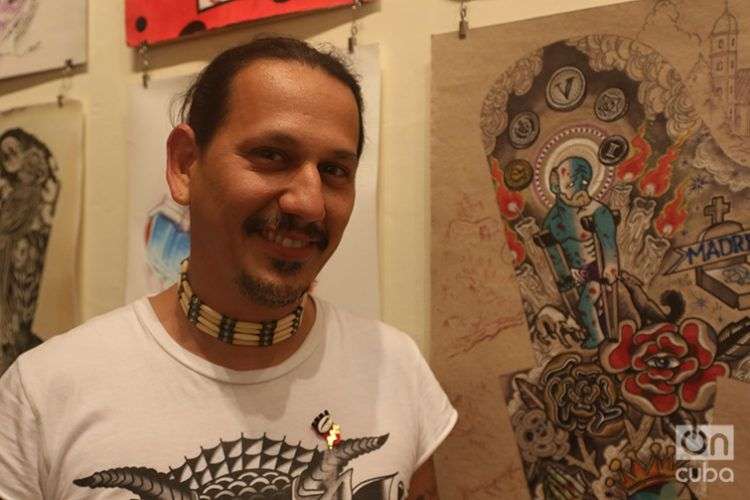 Leo Canosa, artista fundador de La Marca, estudio galería de tatuajes en Cuba. Foto: Ismario Rodríguez.