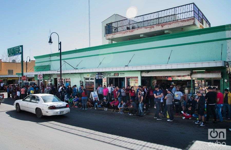 Suman más de 500 los cubanos varados en la ciudad de Nuevo Laredo. Foto: Irina Dambrauskas.