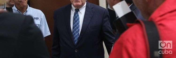 El senador Patrick Leahy (c) durante una visita a Cuba en 2017. Foto: Ismario Rodríguez / Archivo.