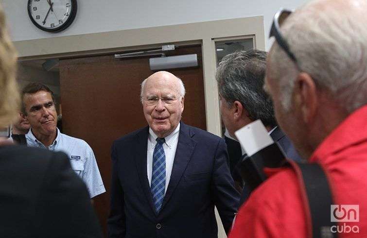 El senador Patrick Leahy (c) durante una visita a Cuba en 2017. Foto: Ismario Rodríguez / Archivo.