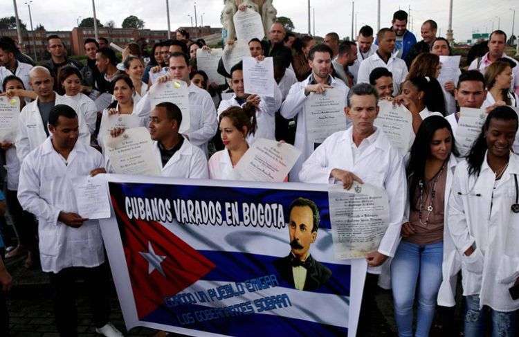 Médicos cubanos se manifiestan en Bogotá, Colombia, en 2015, reclamando respuesta a sus solicitudes de visa. Foto: EFE.