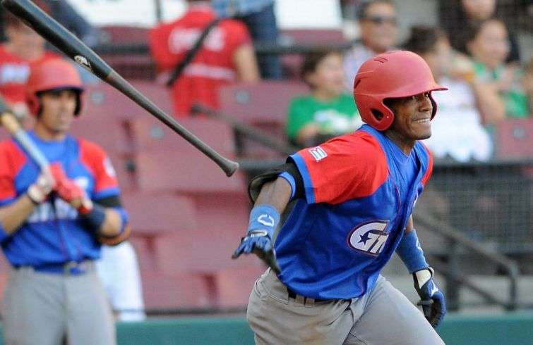 Roel Santos en el juego inaugural de Cuba en la Serie del Caribe. Foto: Ricardo López Hevia.