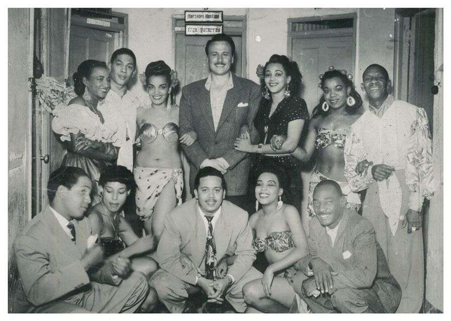 Parte del elenco del espectáculo Rapsodia en Bronce y Negro. Teatro Follies, Ciudad de México, 1948.