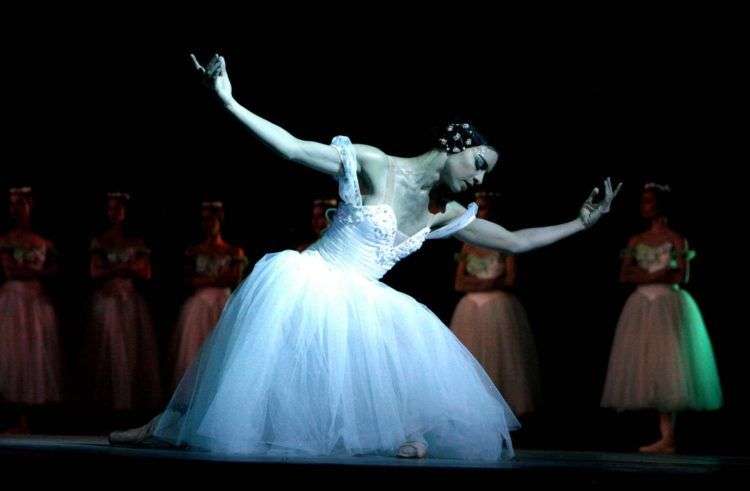 Escena de Giselle por el Ballet Nacional de Cuba. Foto tomada de Havana-Live.