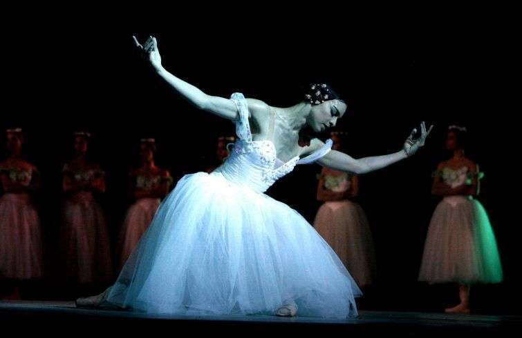 Escena de Giselle por el Ballet Nacional de Cuba. Foto tomada de Havana-Live.