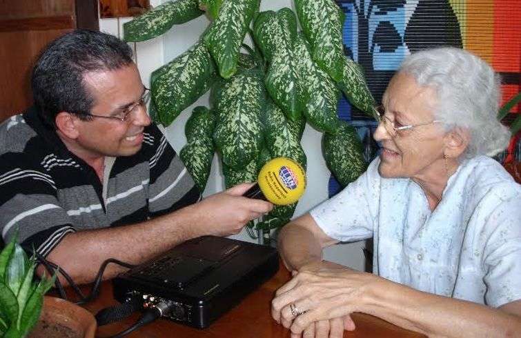 Juan Carlos Roque entrevista a Olga Villegas. Foto cortesía de Juan Carlos Roque.