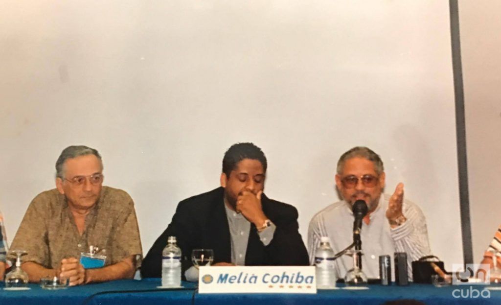 Manuel Herrera, Hugo Cancio y Miguel Cancio en conferencia de prensa para presentar “Zafiros, locura azul”. Foto: Cortesía de Hugo Cancio.