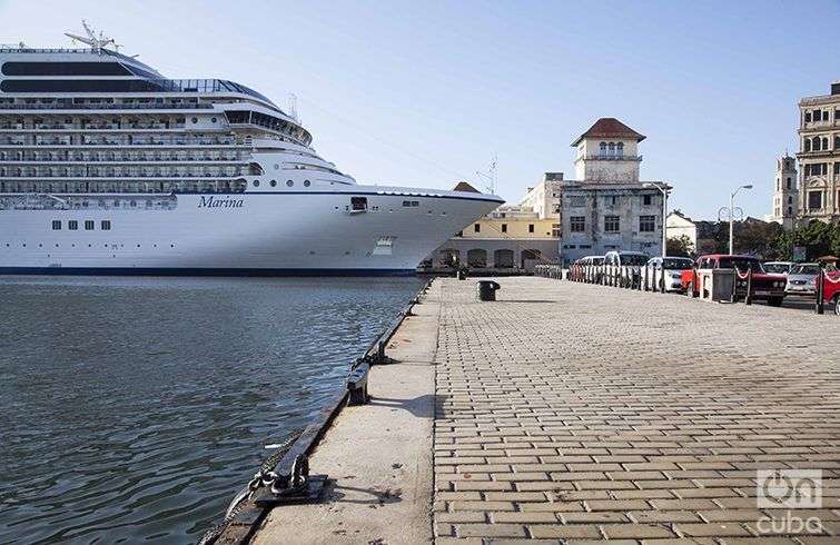 El crucero estadounidense Marina, de Oceania Cruises, en La Habana. Foto: Claudio Peláez Sordo.