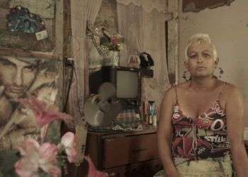 Adela, “la Delegada”, cuyo nombre civil es José Agustín. Still del documental "Villa Rosa".