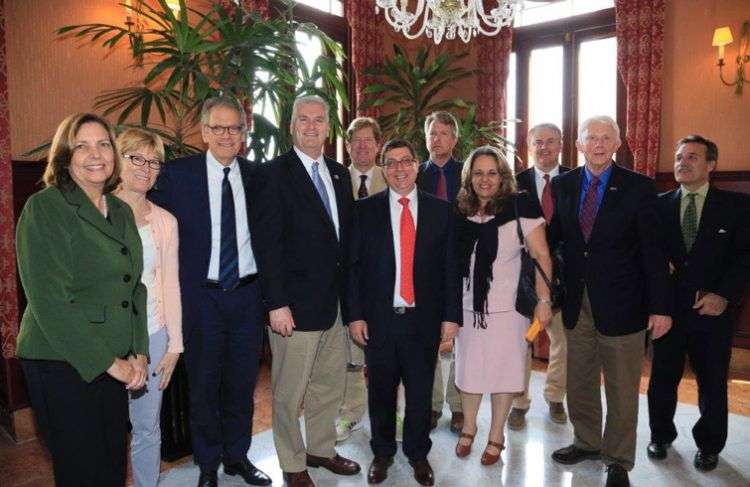 La delegación estadounidense junto a los diplomáticos cubanos en la Cancillería de la Isla. Foto: Cuba Minrex.