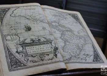 Ejemplar del Ortelius Atlas devuelto a Cuba por la biblioteca El Ateneo, en Boston. Foto: Ismario Rodríguez.