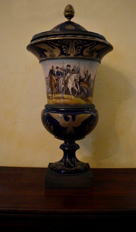 Un gran baso de porcelana con representaciones de la batalla de Jena. Se encuentra en exposición permanente en el Museo de Artes Decorativas de Santa Clara. Foto: Alexis Castañeda.