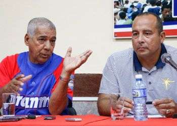 Yosvani Aragón (derecha), comisionado interino del béisbol cubano, junto a Carlos Martí, manager del equipo Granma y la selección nacional. Foto: Roberto Morejón/Jit.