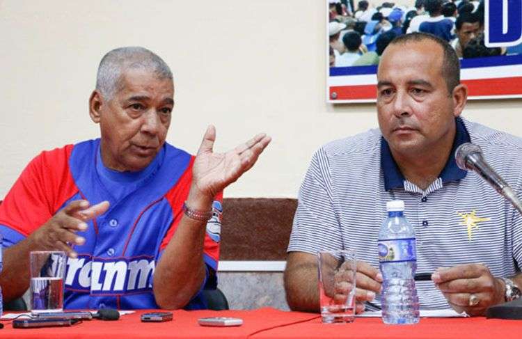 Yosvani Aragón (derecha), comisionado interino del béisbol cubano, junto a Carlos Martí, manager del equipo Granma y la selección nacional. Foto: Roberto Morejón/Jit.