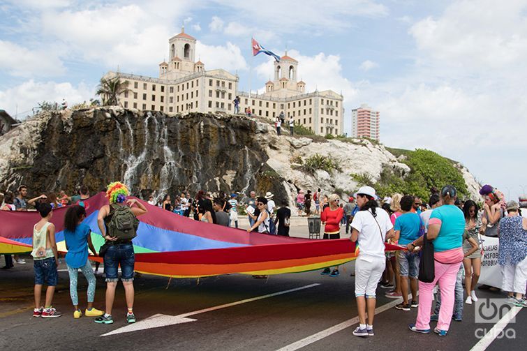 Tradicional conga de La Piragua al Pabellón Cuba en la X Jornada Cubana contra la Homofobia y la Transfobia. Foto: Ismario Rodríguez.