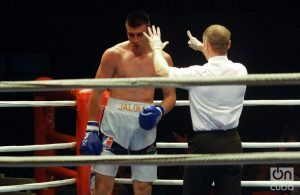 Conteo de protección a Jalolov en su pelea frente a José Ángel Larduet. Foto: Luis Gabriel.