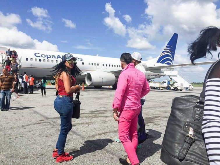 13 de mayo de 2016 - Marta y Liset llegan al aeropuerto Internacional Cheddi Jagan de Guyana, donde otros cubanos les presentarán a los coyotes locales. Al día siguiente viajarán a la frontera con Brasil. Foto: Lisette Poole.