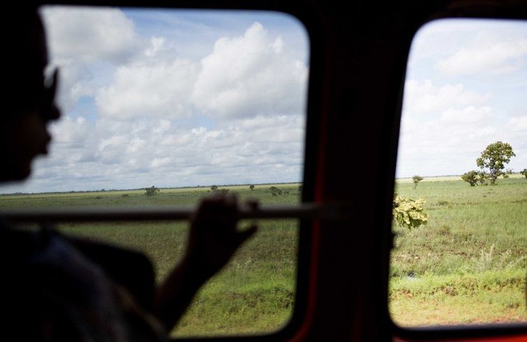 Liset mira por la ventanilla. Guyana, camino a Brasil. Foto: Lisette Poole.