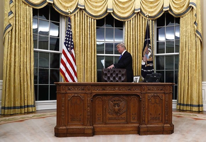 Donald Trump en la Oficina Oval de la Casa Blanca. Febrero de 2017. Foto: Carolyn Kaster / AP.