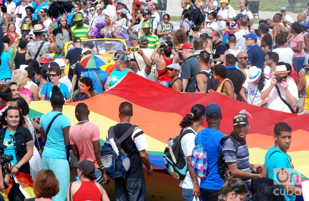 Tradicional conga de La Piragua al Pabellón Cuba en la X Jornada Cubana contra la Homofobia y la Transfobia. Foto: Luis Gabriel.