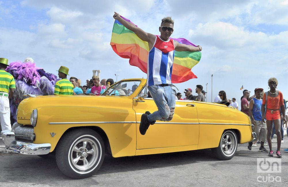 Tradicional conga de La Piragua al Pabellón Cuba en la X Jornada Cubana contra la Homofobia y la Transfobia. Foto: Otmaro Rodríguez.