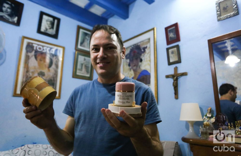 Carlos Moreno guarda en su casa los objetos para un museo de la cosmética en Cuba. Foto: Yander Zamora.