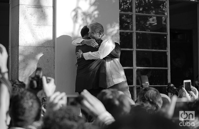 Herbie Hancock gives Bobby Carcasses a hug in the Plaza House of Culture. April 26, 2017. Photo: Gabriel Guerra Bianchini.