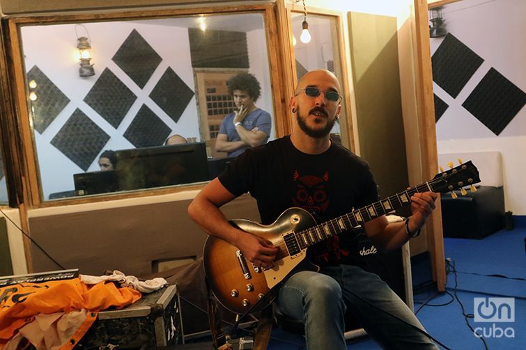 Alejandro Menéndez, director creativo de BandEra Studio, toca la guitarra en este estudio independiente de rock. Foto: Ismario Rodríguez / Archivo.